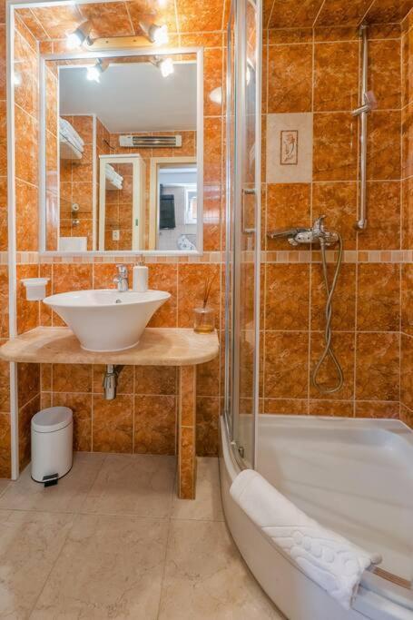 Relaxing 2Bd Apartment, Ground Floor - Walk To Old Town 스플리트 외부 사진